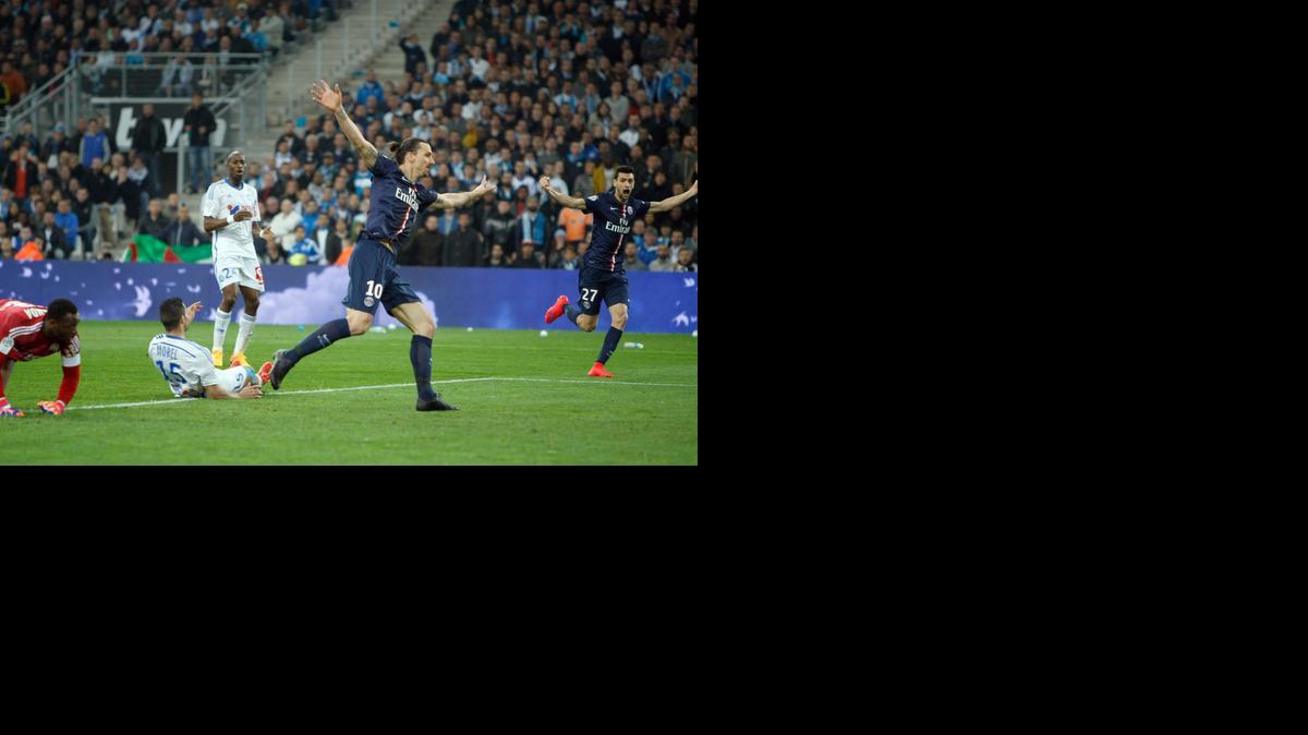 
Los jugadores del Paris Saint Germain Zlatan Ibrahimovic y Javier Pastore (der.) celebran uno de los goles en el triunfo 3-2 ante el Marsella en la liga francesa.


