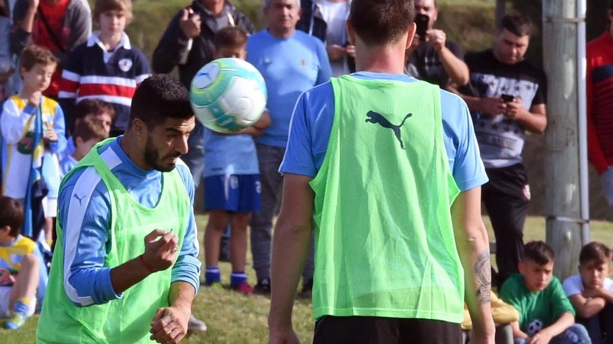 El uruguayo Luis Suárez durante una sesión de entrenamiento el 7 de octubre de 2017 en el centro de entrenamiento del Complejo Celeste en Barros Blancos, Canelones, Uruguay, antes del partido de las eliminatorias de la Copa Mundial FIFA 2018 contra Bolivia el próximo 10 de octubre.