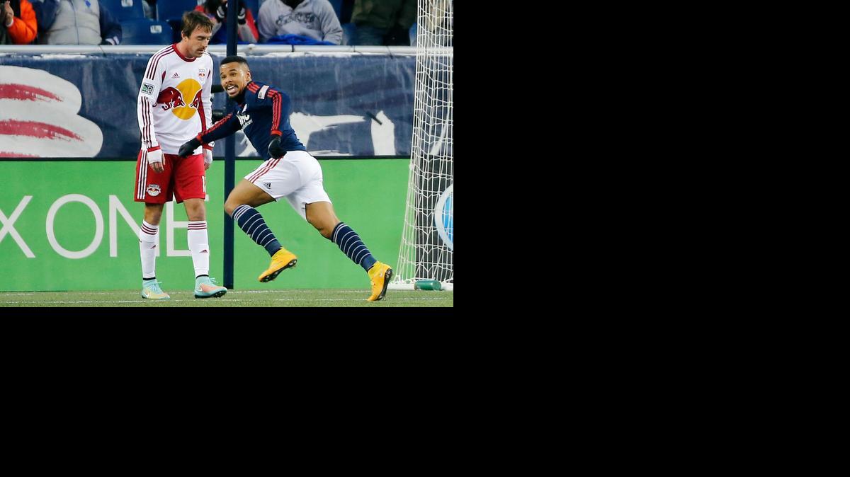 
La MLS y el sindicato de futbolistas han llegado a un principio de acuerdo, mediante el que suscribirían un contrato colectivo por cinco años y evitarían una huelga que amenazaba con cancelar la primera fecha de la campaña, prevista para el viernes 6 de marzo del 2015.

