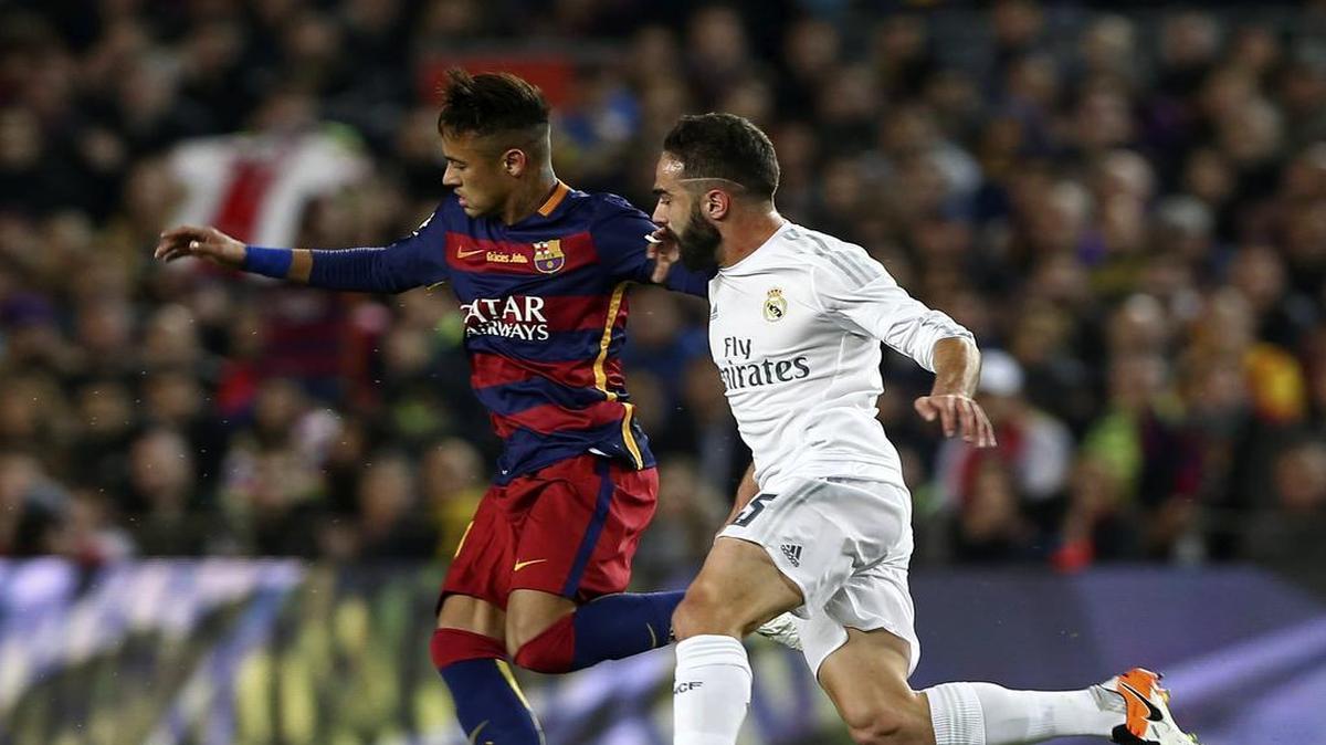 El delantero del FC Barcelona Neymar (izq.) y el defensa del Real Madrid Daniel Carvajal pelean un balón durante el encuentro correspondiente a la jornada 31 de primera división disputado el 4 de abril del 2016.