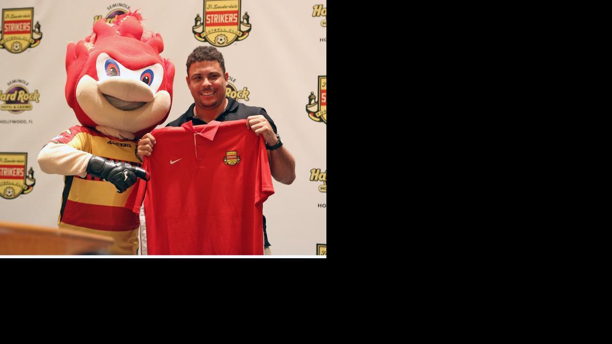 
Ronaldo sostiene la camiseta de los Strikers con la mascota del equipo Hotshot, el jueves en el Hard Rock Hotel & Casino, el miércoles, cuando fue presentado como uno de los dueños del club de the Fort Lauderdale.
