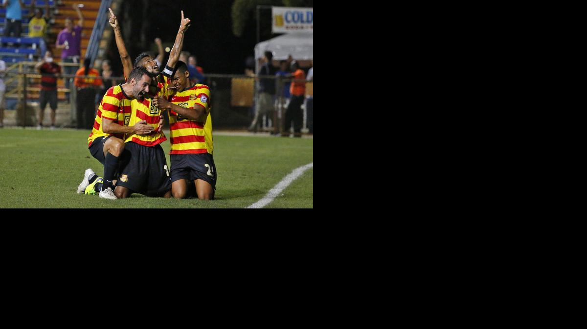 
Léo Moura (centro) celebra su gol con Dani Sánchez (izq.) y Stefano Pinho, el sábado en Fort Lauderdale.
