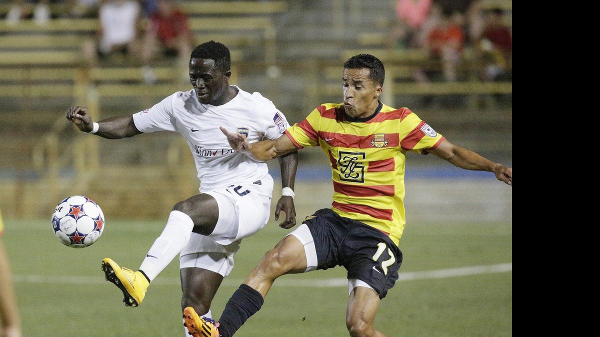 
Iván Guerrero (12), de los Strikers lucha por la bola en el partido contra el Armada FC de Jacksonville, el 11 de abril del 2015 en el Lockhart Stadium en Fort Lauderdale.
