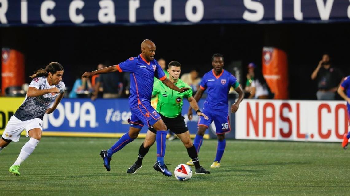 Ariel Martínez, del Miami FC, escapa con el balón en el partido contra Puerto Rico FC, la noche del sábado 2 de septiembre en el Riccardo Silva Stadium (FIU) en Miami.