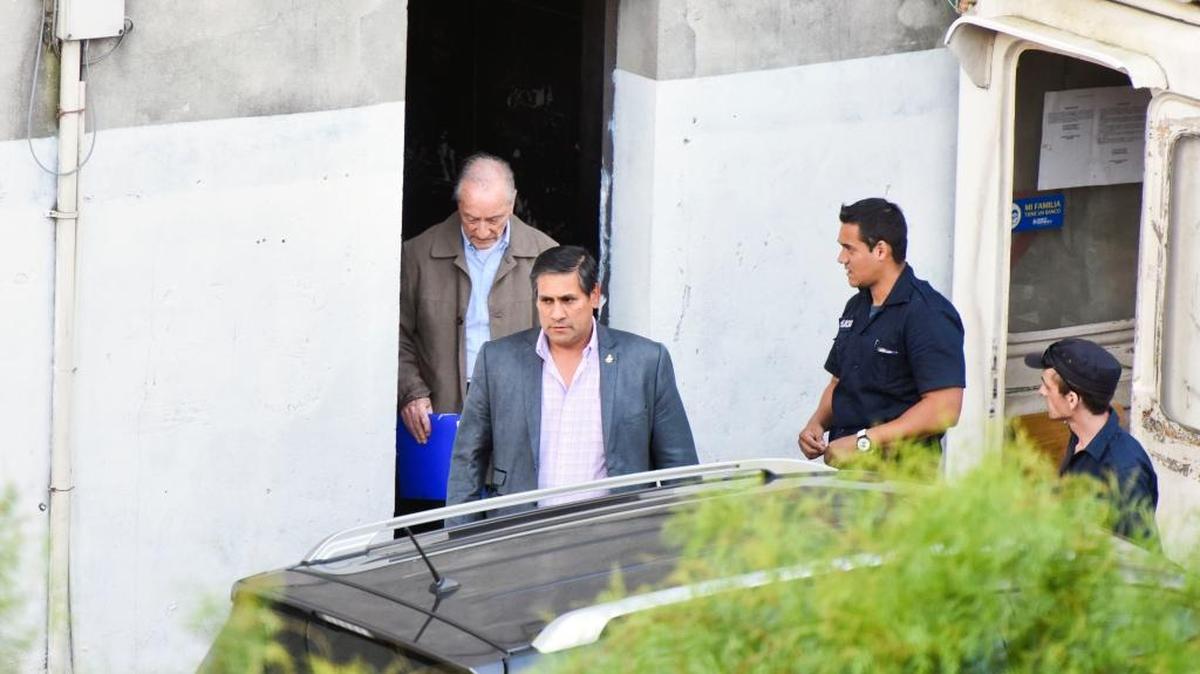 Cabizbajo, el ex vice presidente de la FIFA Eugenio Figueredo, de 83 años, deja la corte, en Montevideo, el 24 de diciembre del 2015.
