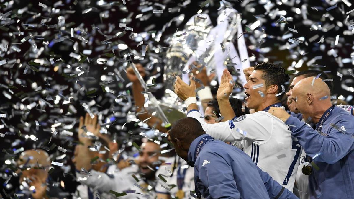 Cristiano Ronaldo levanta la “Orejona” después de que su Real Madrid derrotara a la Juventus en la final para conquistar su 12ma Liga de Campeones de Europa, el 3 de junio en Cardiff.