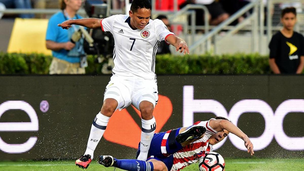 Carlos Bacca lucha por la pelota durante un partido de la Copa América Centenario.