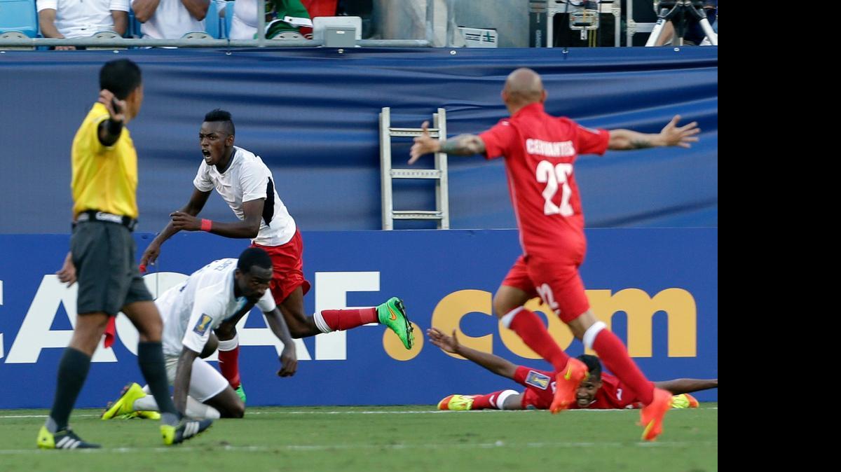 
 Maikel Reyes (centro) celebra tras anotar para Cuba en el triunfo 1-0 ante Guatemala, en Charlotte, por la Copa Oro.
