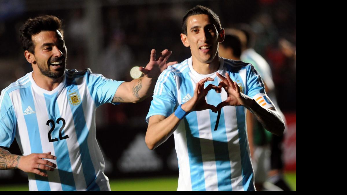 
Angel Di Maria (der.) celebra un gol con su compañero Ezequiel Lavezzi contra Bolivia, en San Juan, Argentina, el sábado 6 de junio del 2015. 
