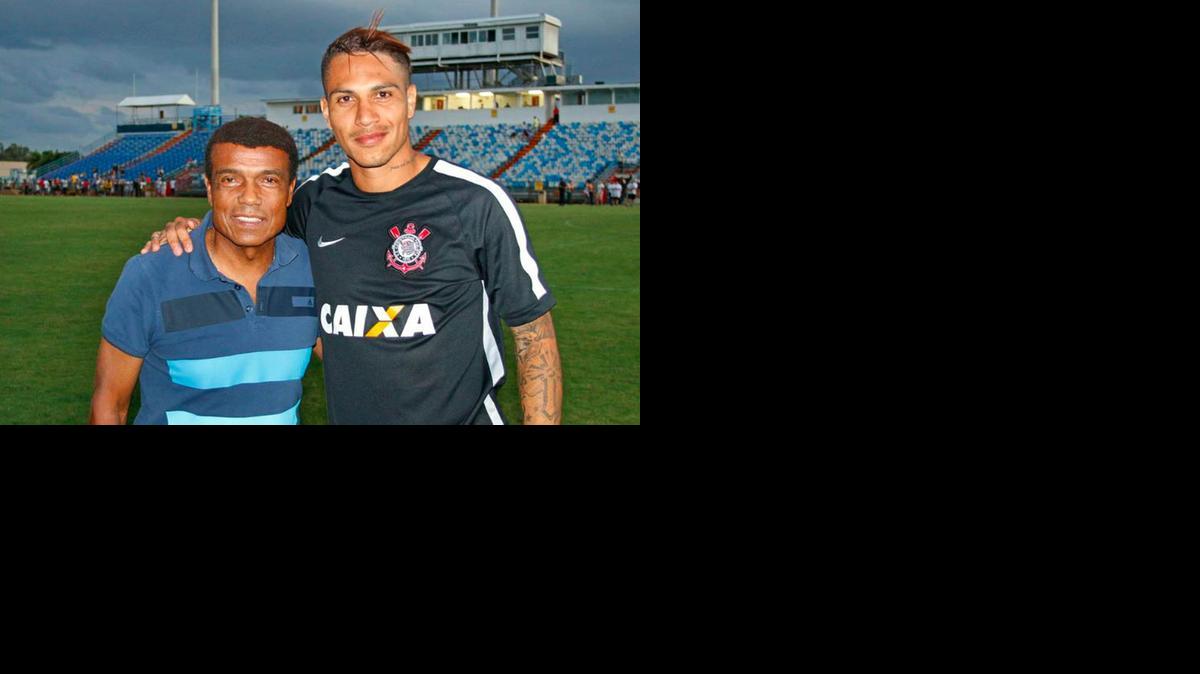 
Teofilo Nene Cubillas (izq.) y Paolo Guerrero, el sábado en el Lockhart Stadium en Fort Lauderdale.
