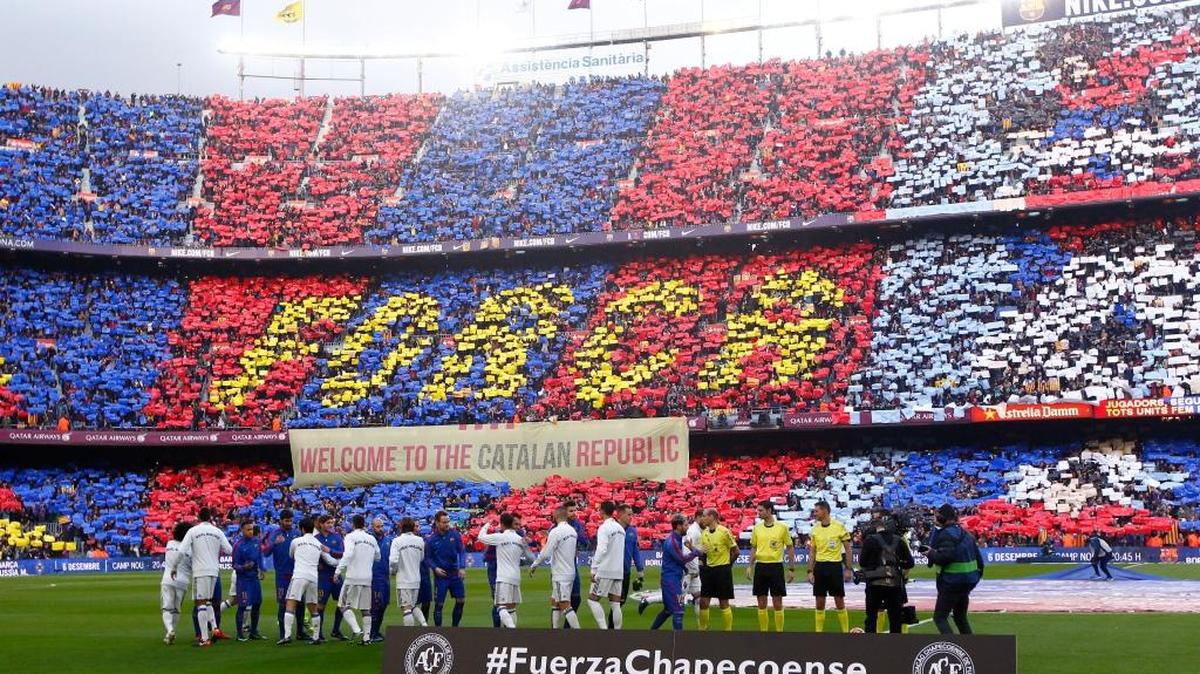 Los jugadores de Barcelona y Madrid se saludan en el homenaje a las víctimas del avión caído en Colombia que llevaba al equipo brasileño Chapecoense. El homenaje se realizó antes del Clásico en el Camp Nou en Barcelona, España, el sábado 3 de diciembre del 2016.