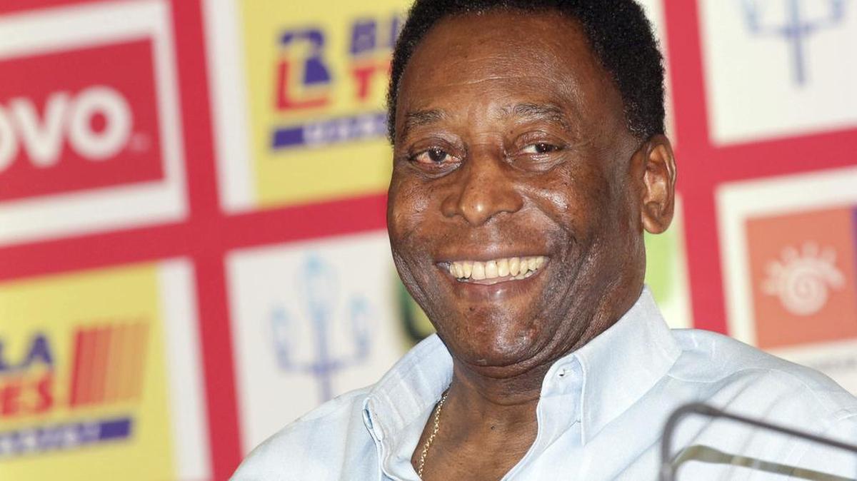
El ex futbolista brasileño Pelé sonríe durante una rueda de prensa hoy, 12 de octubre de 2015. Pelé visita la India para asistir al encuentro del Atletico de Calcuta y Kerala Blasters mañana. 
