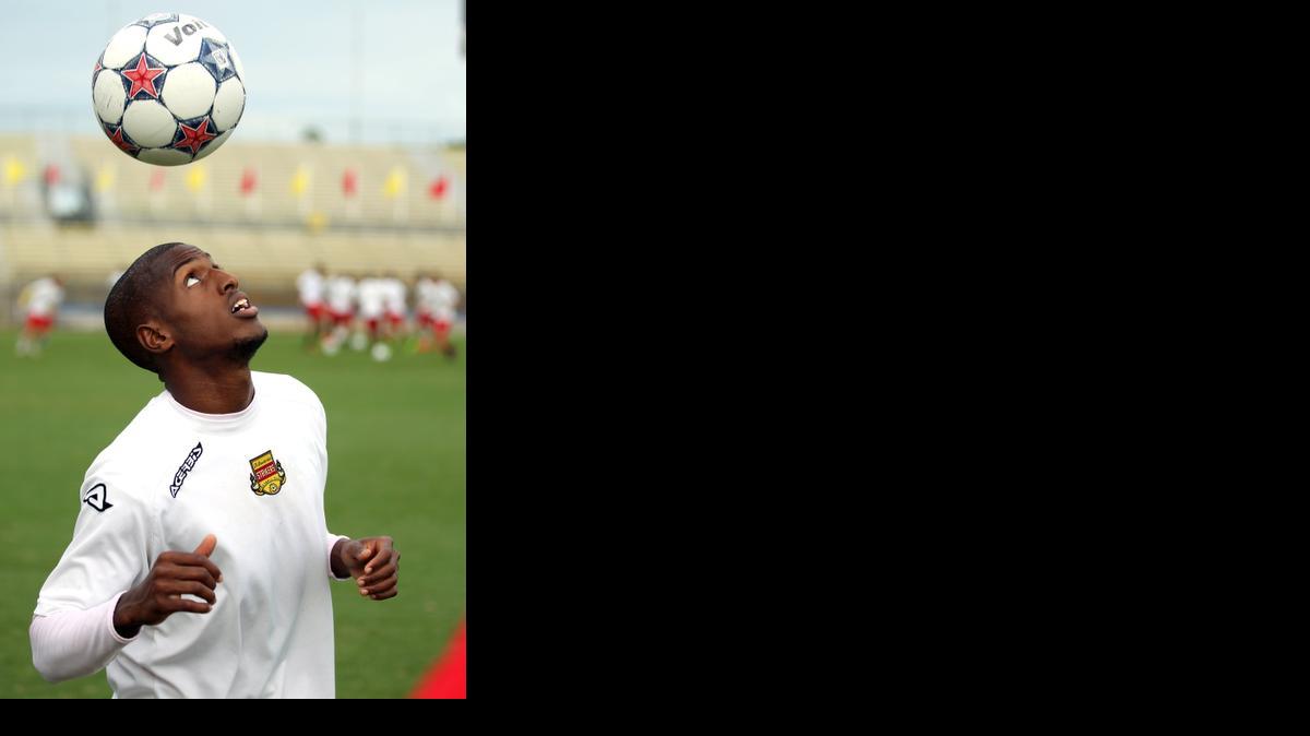 
EL JUGADOR Fabrice  Picault, de los Strikers, en un entrenamiento con el equipo.
