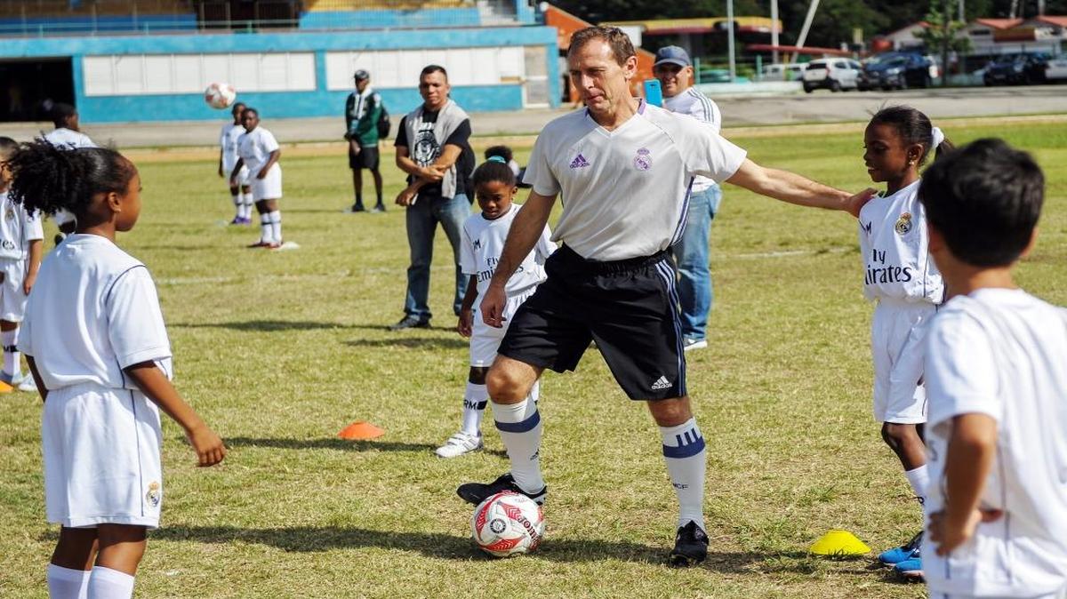 Emilio Butragueño (c), responsable de Relaciones Institucionales del Real Madrid, participa en una clínica de fútbol impartida por entrenadores de la Fundación Real Madrid en La Habana.