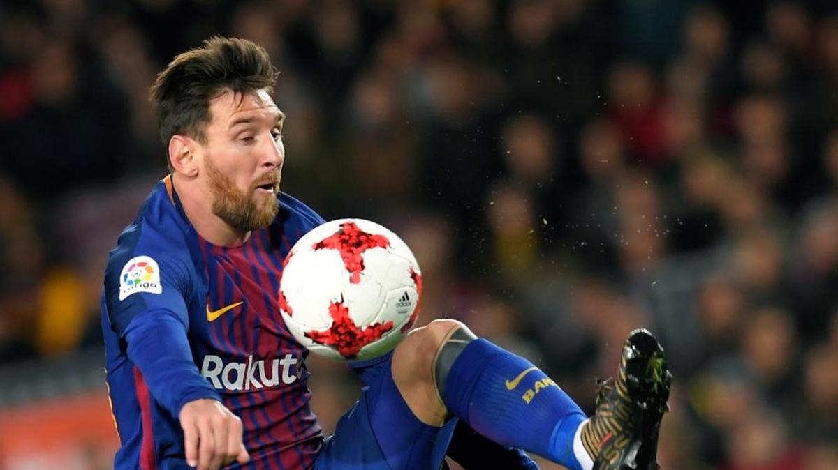 Lionel Messi controla el balón en el partido de vuelta contra el Celta de Vigo por la Copa del Rey, celebrado el 12 de enero de 2018 en el Camp Nou.