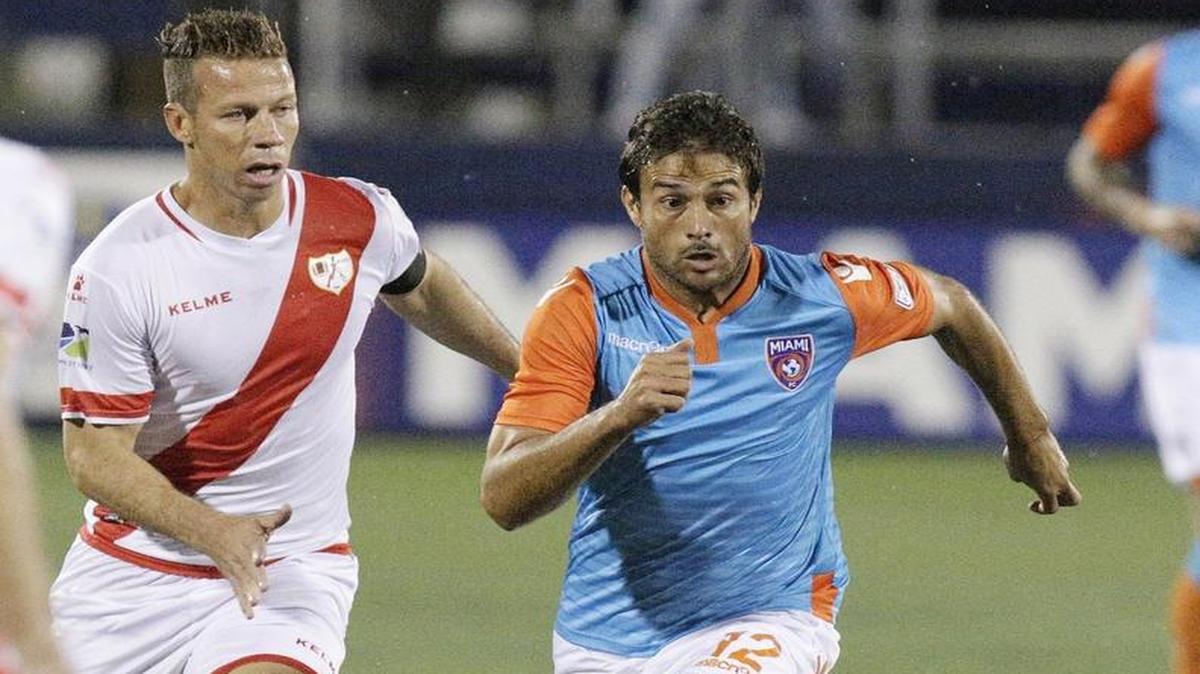 Dario Cvitanich (der.), del Miami FC, corre por la bola en el partido contra el Rayo OKC, el viernes 22 del 2016 en el Ocean Bank Field en el FIU Stadium en Miami