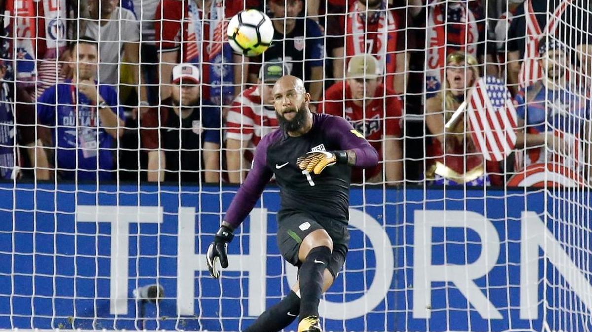El portero de Estados Unidos Tim Howard patea un balán en el partido contra Panamá, el pasado 6 de octubre en Orlando. EEUU se juega su pase a Rusia 2018 esta noche en Trinidad y Tobago.