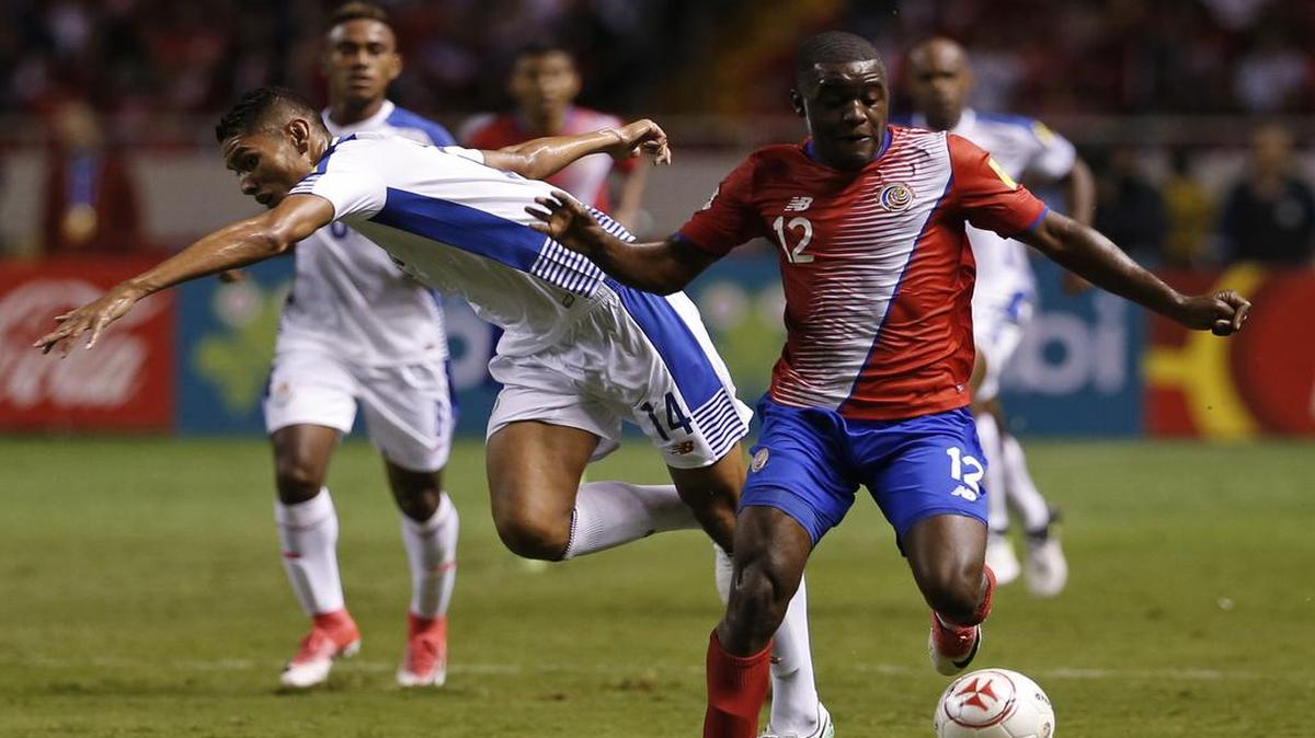 Joel Campbell, de Costa Rica, controla el balón contra Valentín Pimentel, de Panamá, en las eliminatorias para el Mundial de Rusia 2018, en el Estadio Nacional en San José, Costa Rica, el 8 de junio del 2017.