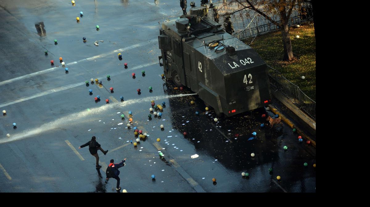 
Estudiantes lanzaron cientos de pelotas a la policía e interrumpieron el tránsito en el centro de Santiago.

