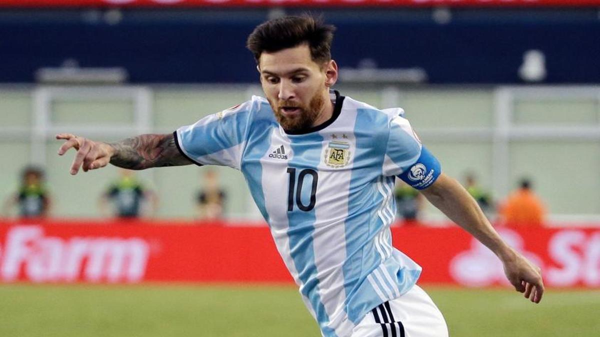Lionel Messi domina la bola en el duelo contra Venezuela, el sábado último.