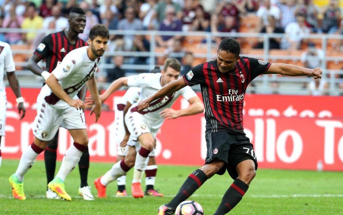 Carlos Bacca anota de penal para el Milan que superó 3-2 al Torino, el domingo en la liga italiana.