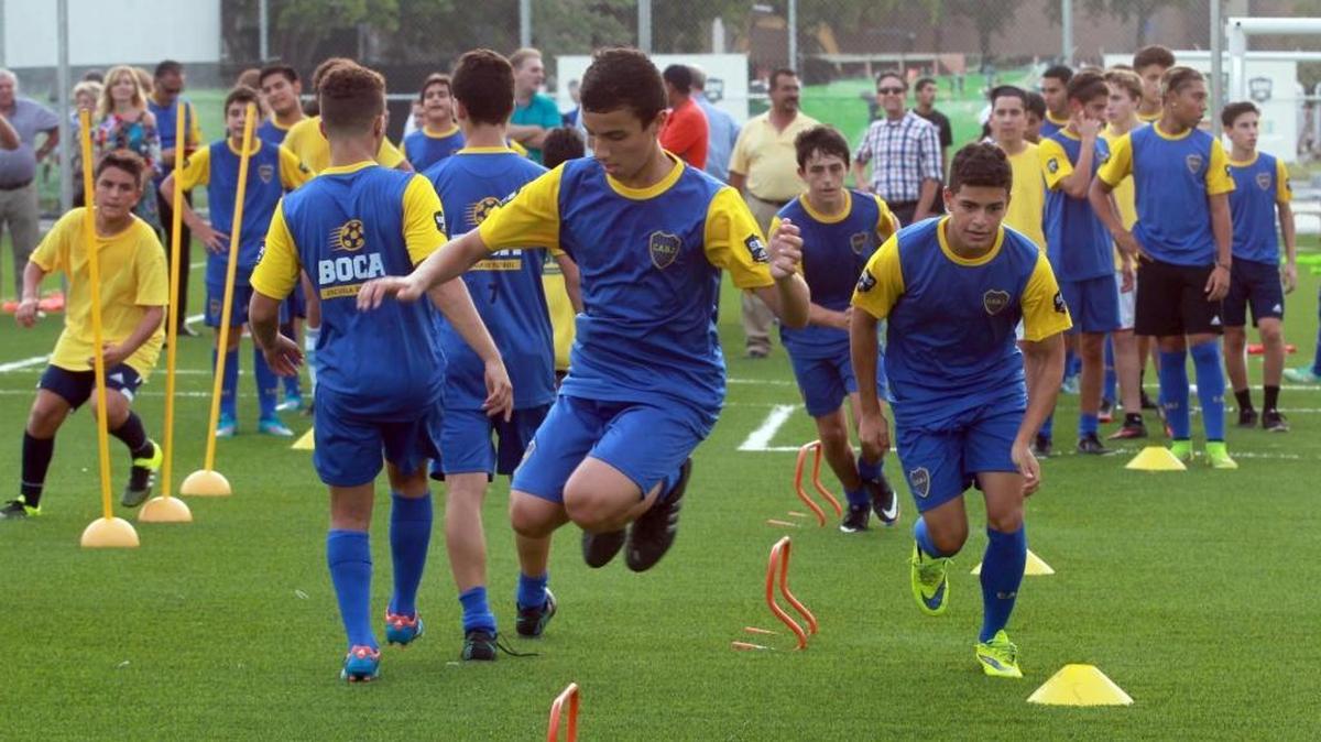 
Varios jóvenes realizan ejercicios de entrenamiento el miércoles, durante la apertura de la academia de fútbol de Boca Juniors en North Miami Beach. 

