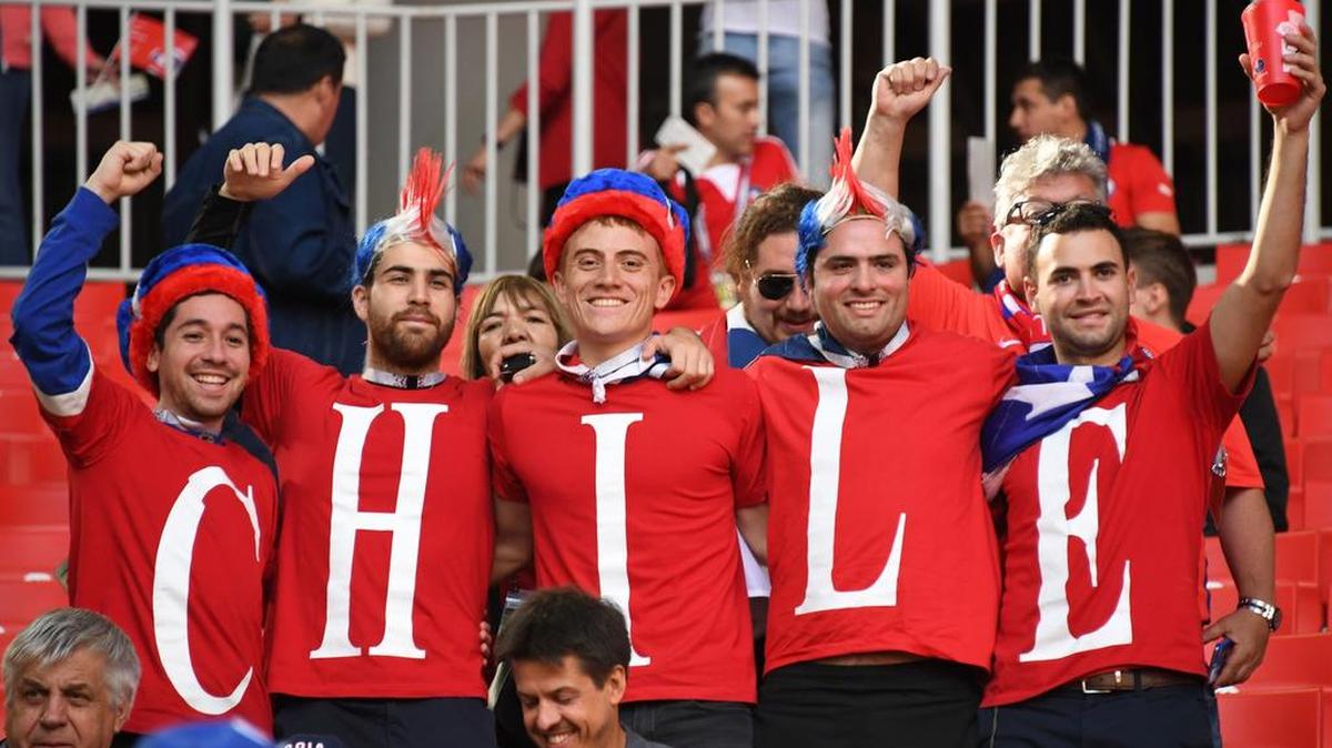 Fanáticos chilenos antes del partido Chile-Australia el 25 de junio de 2017, en Moscú.