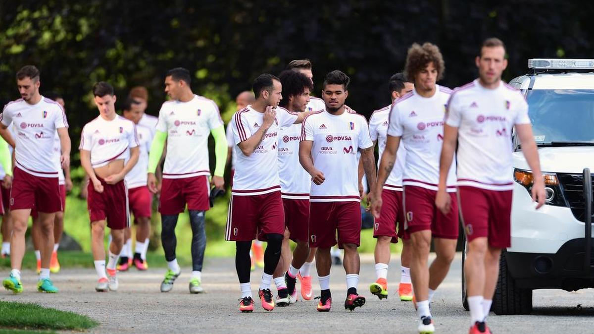 Los jugadores de Venezuela llegan para una sesión de entrenamiento en el Babson College en Wellesley, Massachusetts, el 16 de junio de 2016.