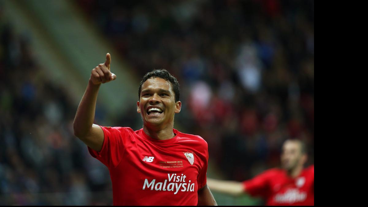 
El jugador del Sevilla Carlos Bacca celebra después de anotar el gol del 3-2 hoy, miércoles 27 de mayo de 2015, durante el partido por la final de la Liga Europa, entre el Dnipro ucraniano y el Sevilla español, en el estadio Nacional de Varsovia (Polonia). Sevilla ganó 3-2.
