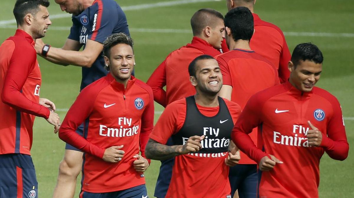 Los jugadores brasileños del París Saint-Germain Dani Alves (c), Thiago Silva (d) y Neymar Jr (2i) calientan durante una sesión de entrenamiento en Saint-Germain-en-Laye, cerca de París (Francia) el 11 de agosto del 2017. El PSG se enfrentará al Guingamp el próximo día 13 de agosto.