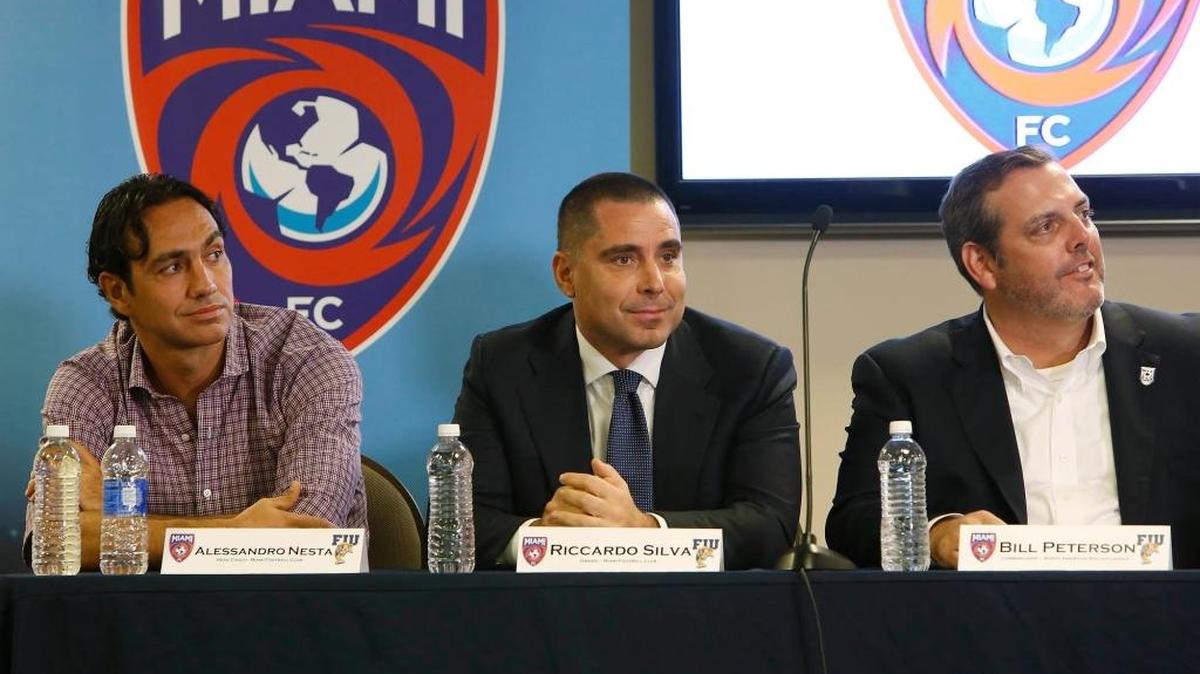 El entrenador del Miami FC Alessandro Nesta, el copropietario Riccardo Silva y comisionado de la NASL Bill Peterson (izq. a der.) en el estadio de FIU, el 28 de octubre .