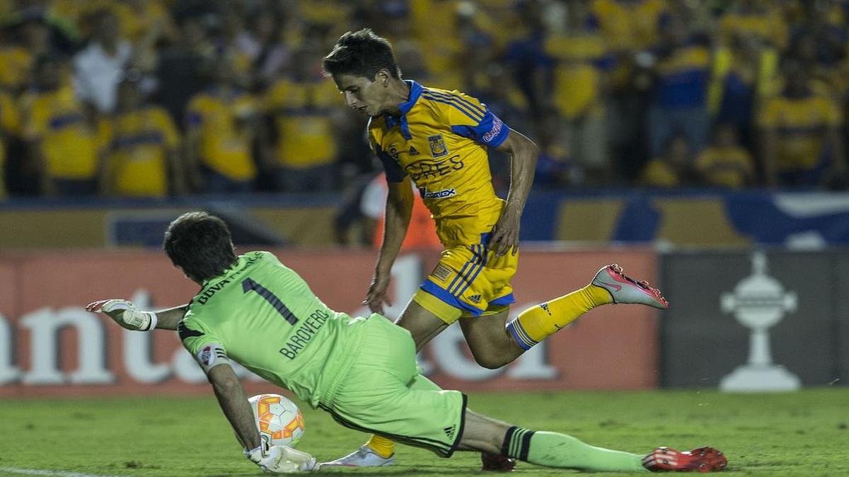 
El arquero de River Marcelo Barovero obliga a abrirse mucho al jugador de Tigres Jürgen Damm y resuelve una de las jugadas más peligrosas del duelo de ida entre ambos equipos, en el partido de ida de la final de la Copa Libertadores en Monterrey, el 29 de junio del 2015. 
