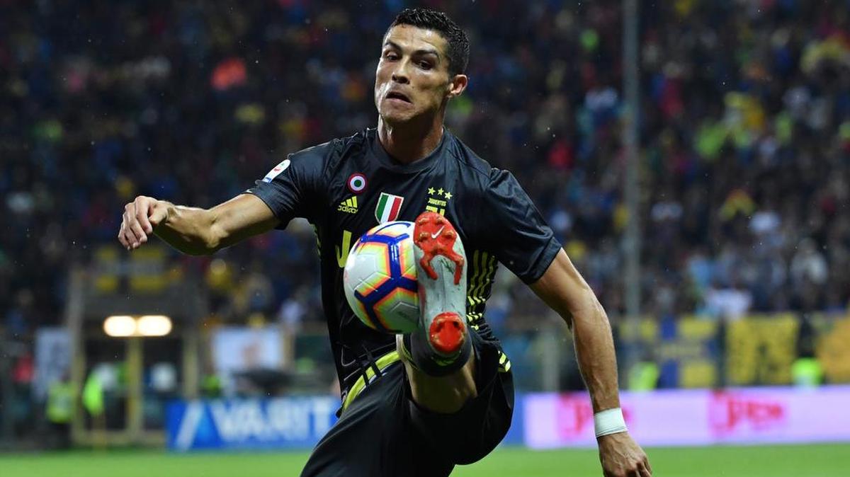 El delantero portugués de la Juventus Cristiano Ronaldo controla el balón durante el partido de fútbol italiano de la Serie A contra Parma vs Juventus el 1 de septiembre de 2018 en el estadio Ennio Tardini de Parma.