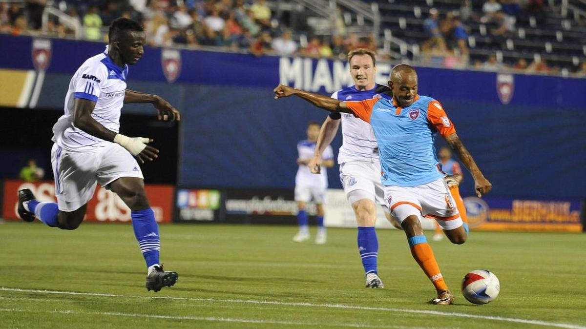 Ariel Martínez (6), del Miami FC, dispara contra el FC Edmonton, en mayo del 2016.