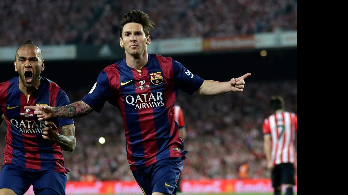 
Lionel Messi celebra luego de abrir el marcador en la final de la Copa del Rey en la que el FC Barcelona vence 2-0 al Athletic Bilbao en el Camp Nou, en Barcelona el sábado 30 de mayo del 2015. Dani Alves (der.) también festeja.

