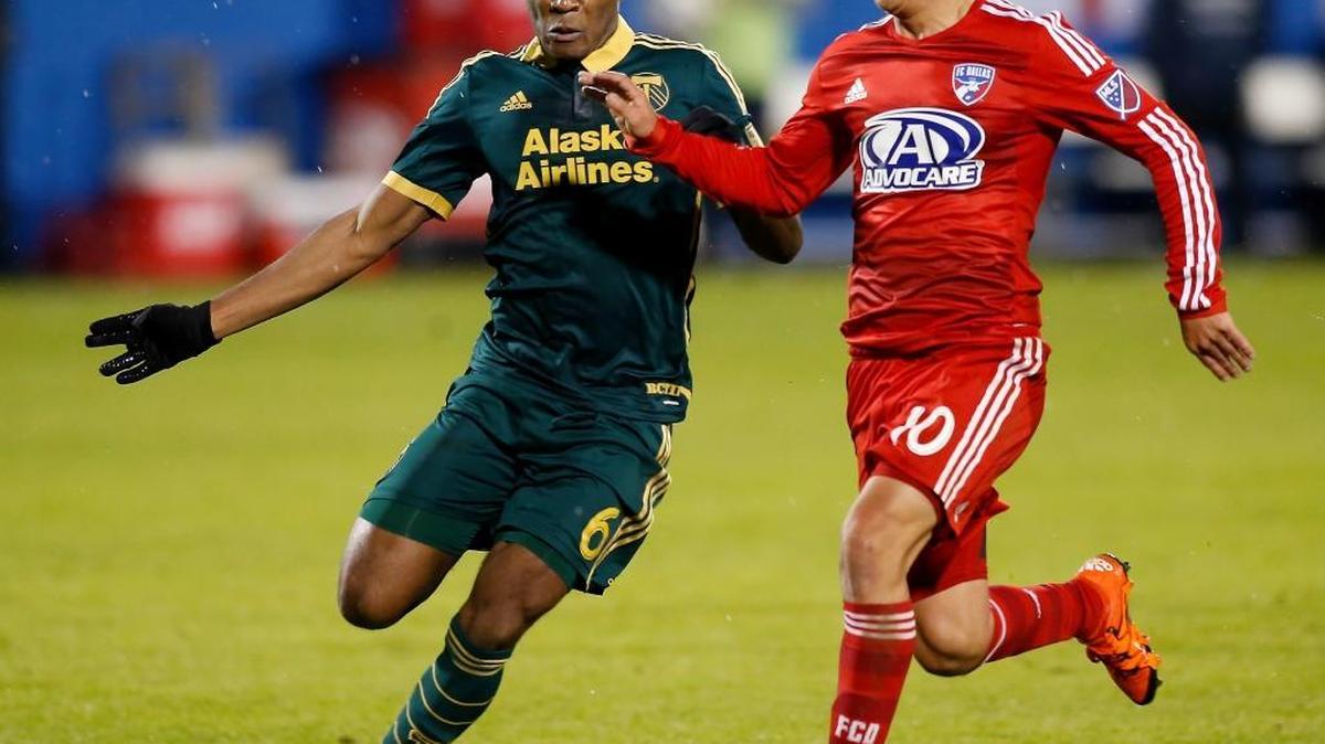 El volante de los Portland Timbers Darlington Nagbe (#6) batalla con el argentino de FC Dallas Mauro Díaz.