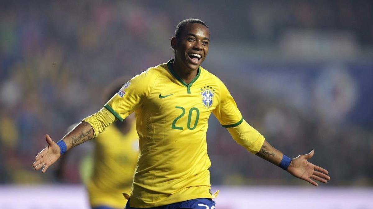 
El centrocampista brasileño Robson de Souza "Robinho" celebra su gol durante el partido Brasil-Paraguay, de cuartos de final de la Copa América de Chile 2015, el  27 de junio de 2015. 
