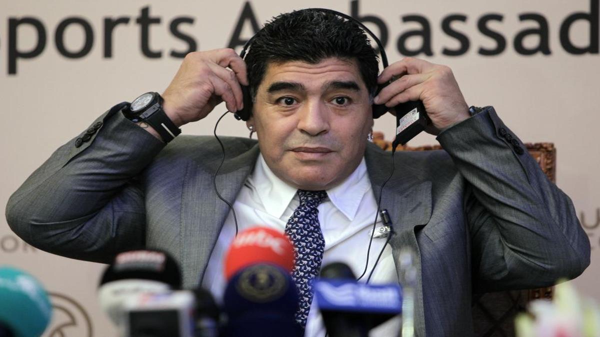Diego Maradona durante una conferencia de prensa en Dubai, Emiratos Árabes Unidos, el 9 de julio del 2013. 
