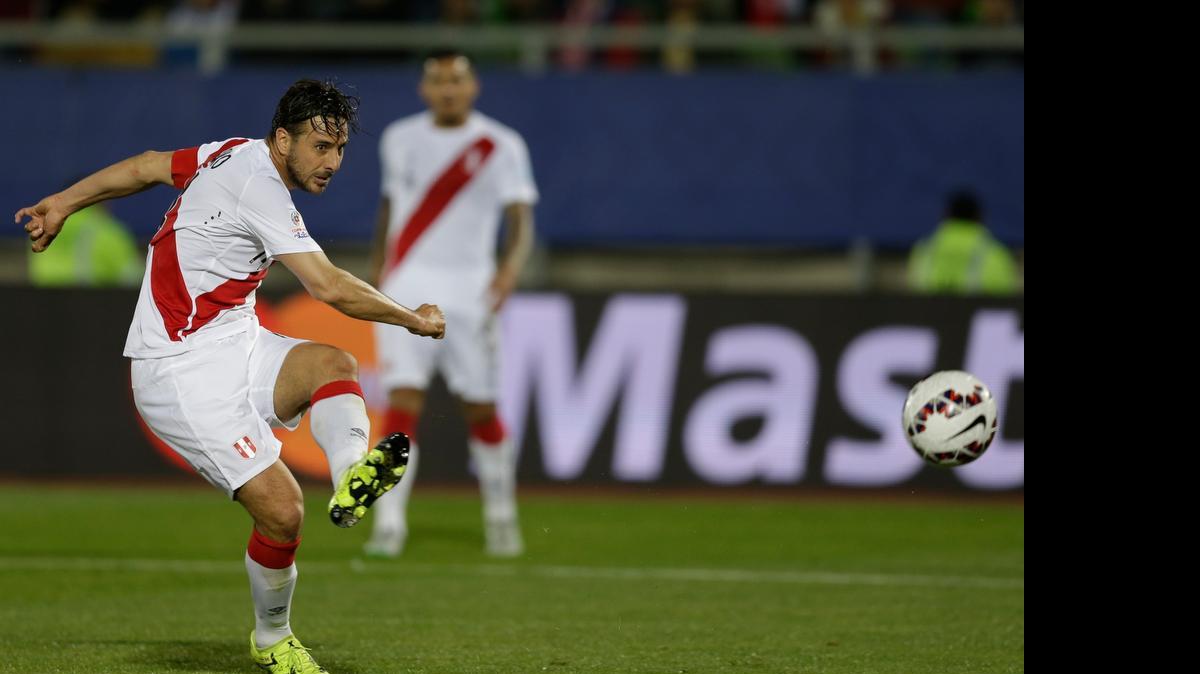 
Claudio Pizarro dispara con la zurda para anotar el gol de la victoria de Perú sobre Venezuela, la noche del jueves en el estadio Elías Figueroa en Valparaiso, el jueves 18 de junio del 2015.
