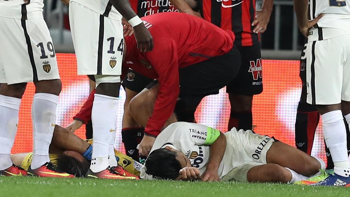 El atacante colombiano del Mónaco Radamel Falcao se queja en el suelo tras chocar contra el guardameta del Niza Yoan Cardinale, en un partido de la liga francesa, celebrado el 21 de septiembre del 2016.
