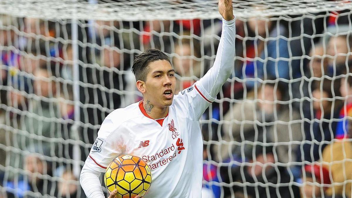 El jugador de Liverpool Roberto Firmino celebra después de anotar el gol del empate 1-1 durante el partido contra el Crystal Palace, el 6 de marzo del 2016.