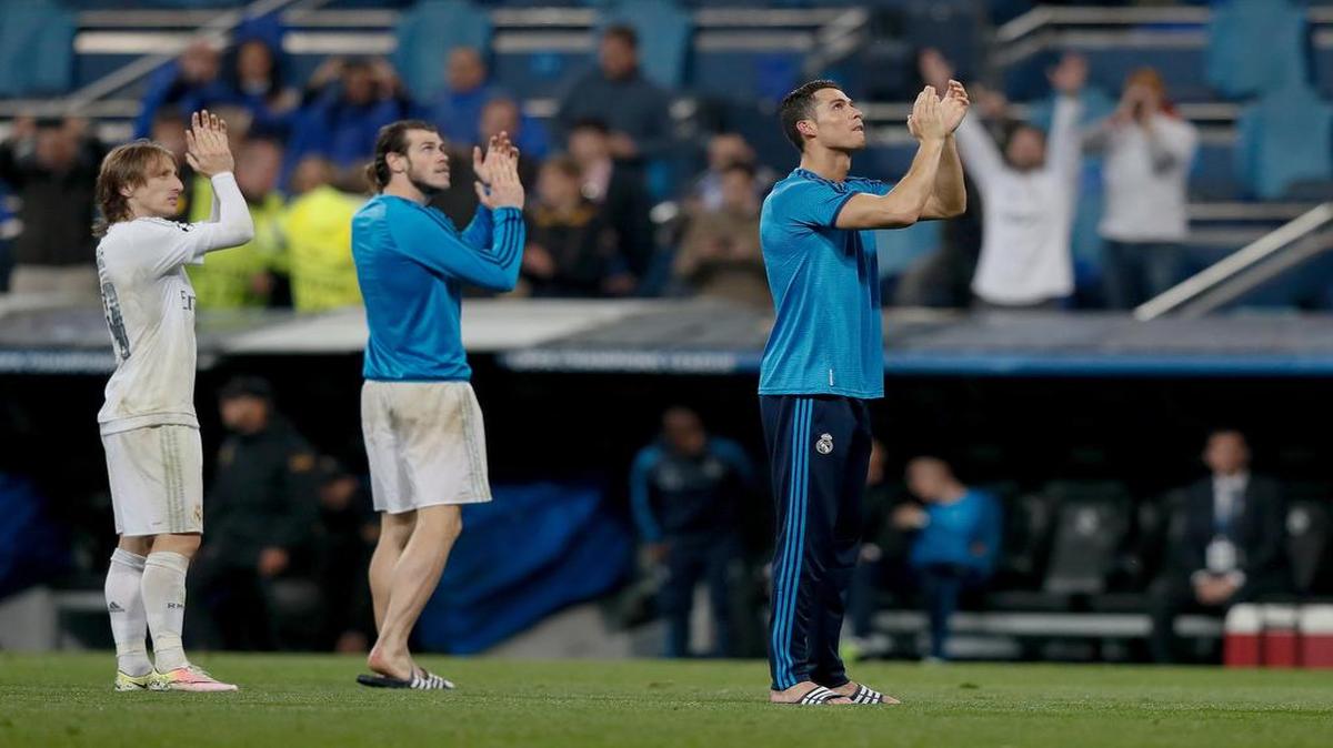 Los jugadores del Real Madrid Luka Modric, Gareth Bale y Cristiano Ronaldo (de izq. a der.) aplauden a los aficionados blancos tras finalizar el partido de vuelta de los cuartos de final de la Liga de Campeones, celebrado el 12 de abril del 2016 en el estadio Santiago Bernabéu, en Madrid.