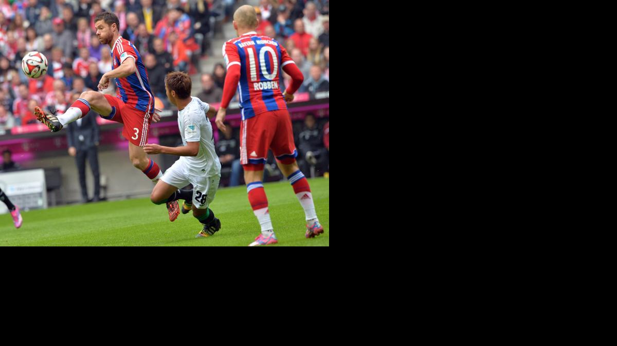 
El español del Bayern de Munich Xabi Alonso (izq.) golpea el balón en el triunfo 4-0 ante Hannover.


