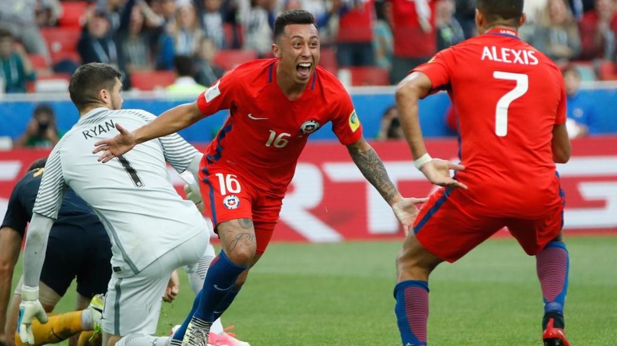 Martin Rodríguez, de Chile, celebra su gol con su compañero Alexis Sánchez en el empate con Australia por el Grupo B de la Copa Confederaciones, en el Spartak Stadium en Moscú, el domingo 25 de junio del 2017.
