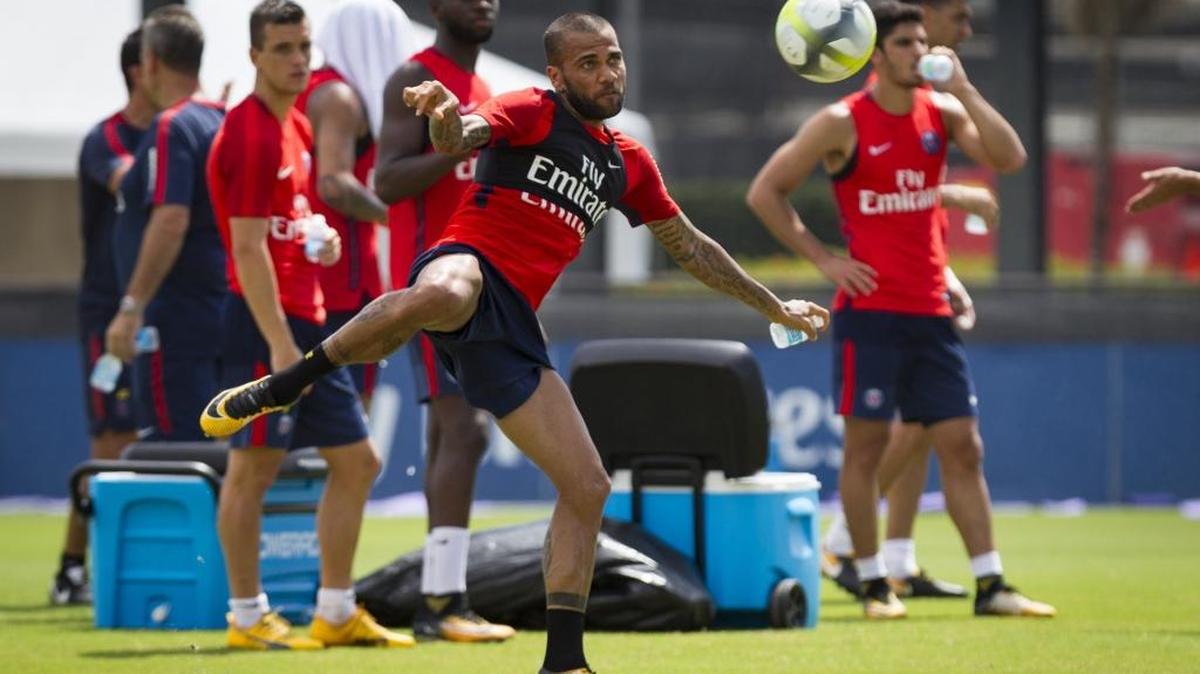 Dani Alves se acomoda para disparar el balón en la práctica del Paris Saint-Germain en la cancha de Barry University, en la mañana del lunes 24 de julio del 2017.