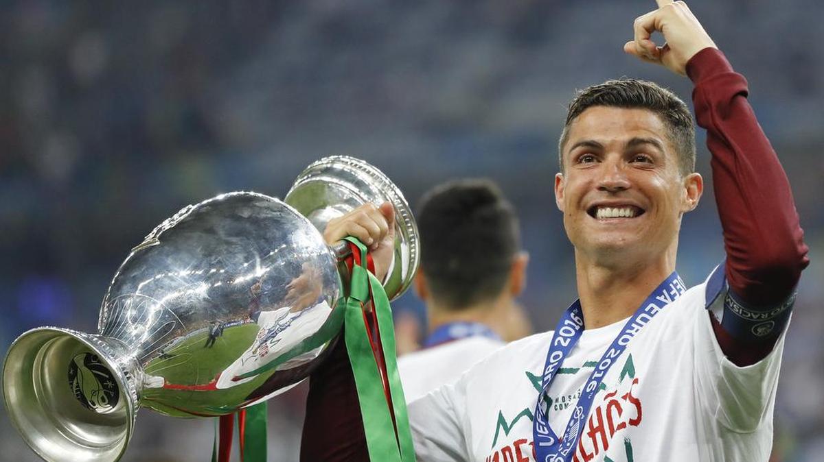 El capitán de Portugal Cristiano Ronaldo celebra con el trofeo de campeón de la Eurocopa