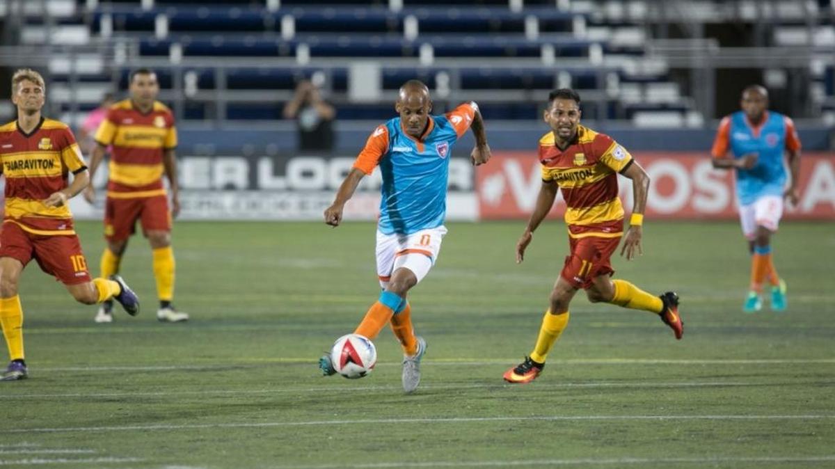 El cubano Ariel Martínez, del Miami FC, se filtra con el balón contra los Strikers de Fort lauderdale, en agosto pasado. Ambas escuadras tienen compromisos este fin de semana.