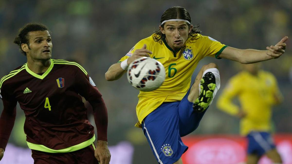 
El jugador de Brasil Filipe Luis (der.) lucha por el balón con Oswaldo Vizcarrondo, de Venezuela, en el partido de la Copa América, el domingo 21 de junio del 2015.
