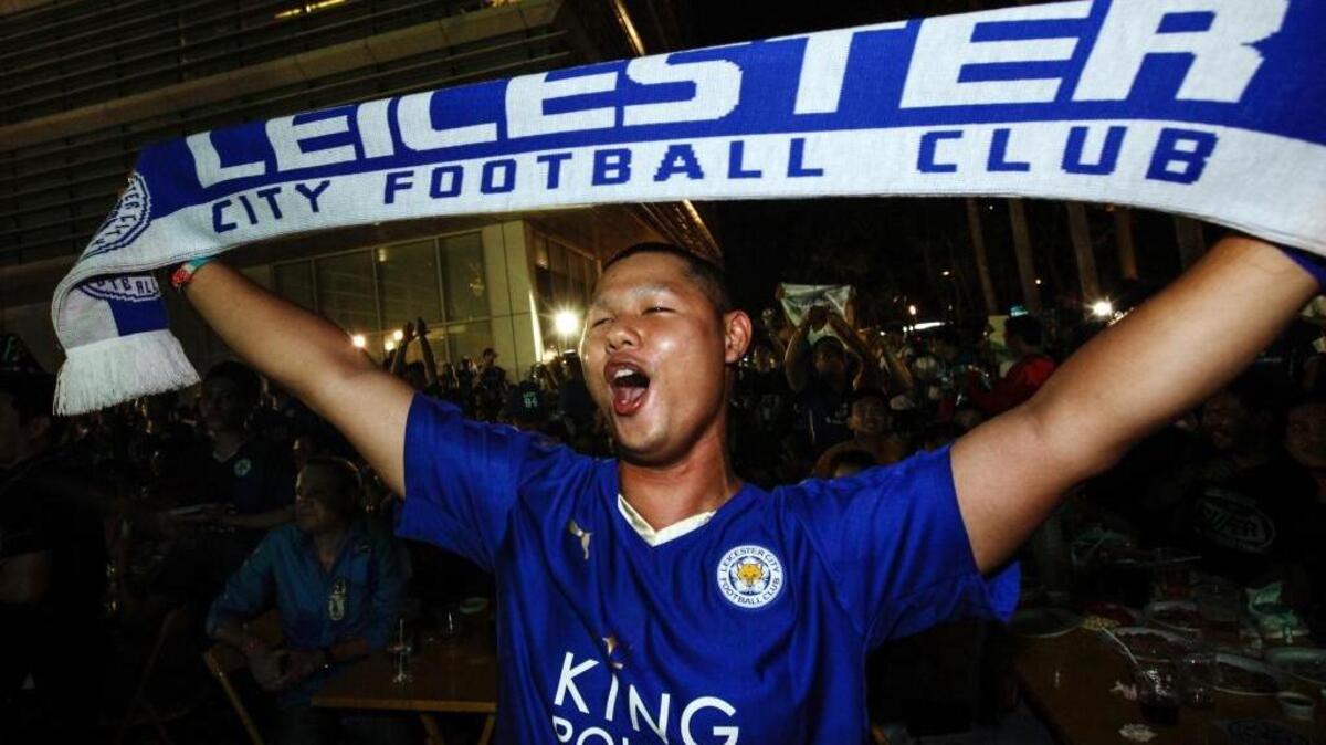Un fanático del Leicester City F.C celebra a su sorprendente equipo.