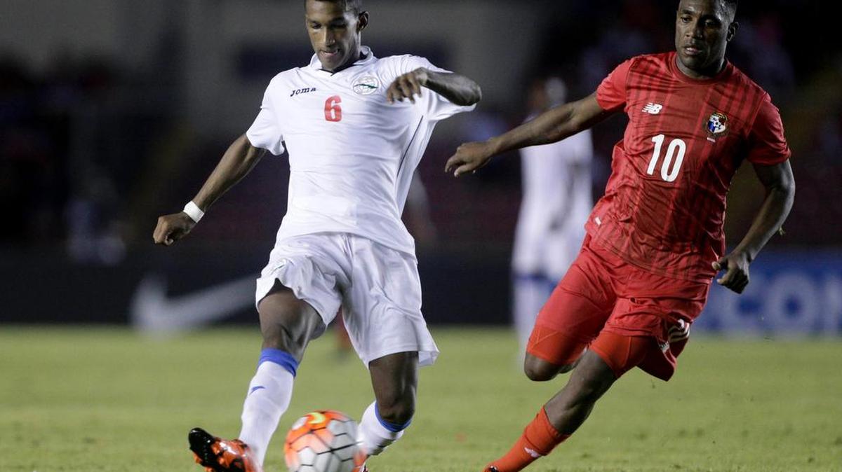 Yosel Piedra (izq.), de Cuba, controla la bola marcado por Luis Tejada, de Panamá, la noche del viernes.